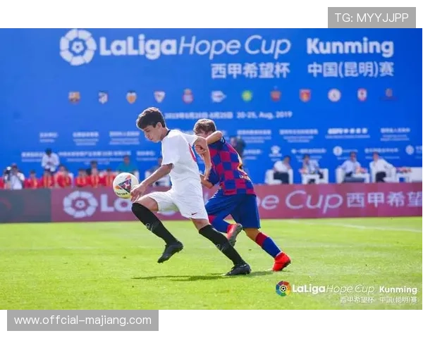 西甲俱乐部青训营开放日,小球员与偶像互动