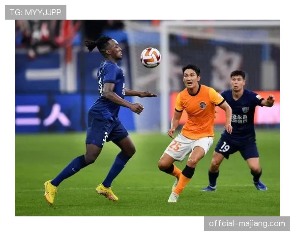 焦点战主裁判出示本赛季首张红牌，沧州雄狮球员被罚下