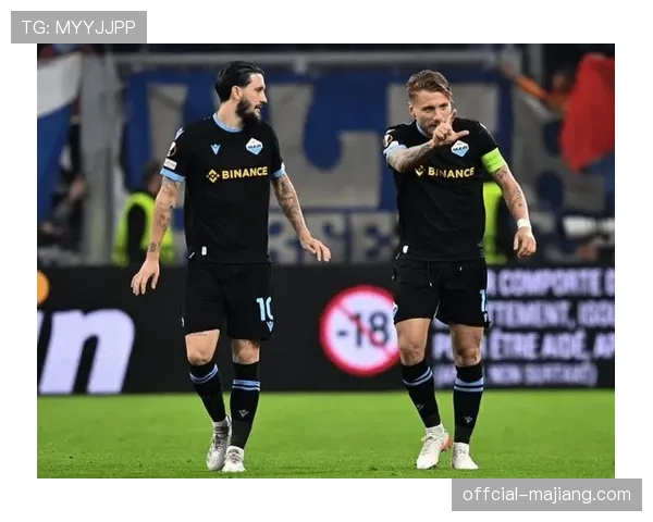 特写:老将帕耶在职业生涯最后一场马赛德比中被换下,接受全场球迷起立致敬 特写:老将帕耶在职业生涯最后一场马赛德比中被换下,接受全场球迷起立致敬